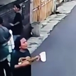 Polisi menangkap pemuda yang diduga pengamen pelaku pembakaran pagar rumah warga di Jatiwaringin, Bekasi. Aksi pelaku sempat viral di media sosial. (Tangkapan Layar)