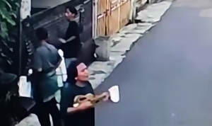 Polisi menangkap pemuda yang diduga pengamen pelaku pembakaran pagar rumah warga di Jatiwaringin, Bekasi. Aksi pelaku sempat viral di media sosial. (Tangkapan Layar)