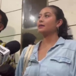 Awkarin mengembalikan uang saku yang diterimanya dari Hanania Group kepada penyidik Polda Metro Jaya usai diperiksa sebagai saksi dalam kasus dugaan penipuan dan penggelapan dana umrah. (Foto: ReportaseNews/Tama)