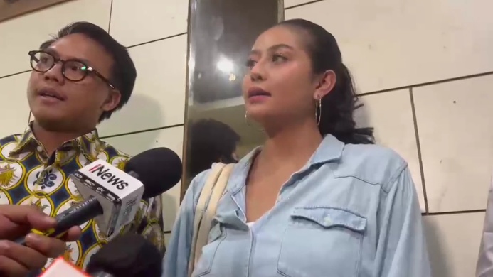 Awkarin mengembalikan uang saku yang diterimanya dari Hanania Group kepada penyidik Polda Metro Jaya usai diperiksa sebagai saksi dalam kasus dugaan penipuan dan penggelapan dana umrah. (Foto: ReportaseNews/Tama)