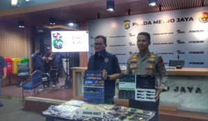 Polda Metro Jaya membongkar sindikat judi online 1xBet jaringan internasional. Empat tersangka ditangkap, satu WNA pengendali masuk DPO, dengan omzet diperkirakan melampaui Rp2 miliar. (Foto: ReportaseNews/Tama)
