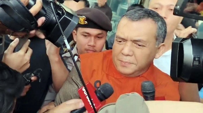 Rompi Oranye dan Tangan Diborgol, Wamen Imipas Silmy Karim Ditahan KPK