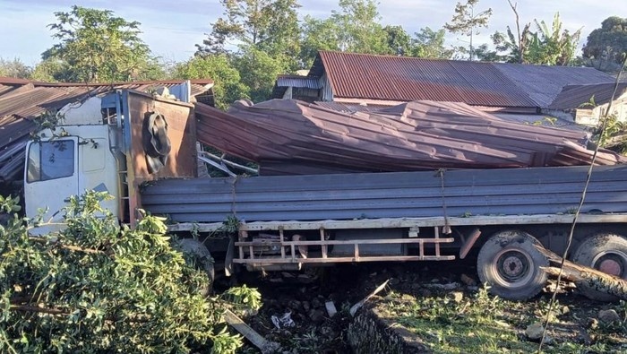 Truk Tronton Tabrak Empat Kendaraan di Dairi, Dua Anak Tewas
