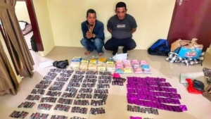 Bareskrim Polri mengungkap jaringan narkoba Pekanbaru dengan menyita 10 kilogram sabu, 12.000 butir ekstasi, dan ratusan cartridge etomidate. Dua tersangka ditangkap, jaringan diduga dikendalikan dari Malaysia dan lapas. (Foto: ReportaseNews/HO-Dittipidnarkoba Bareskrim Polri)