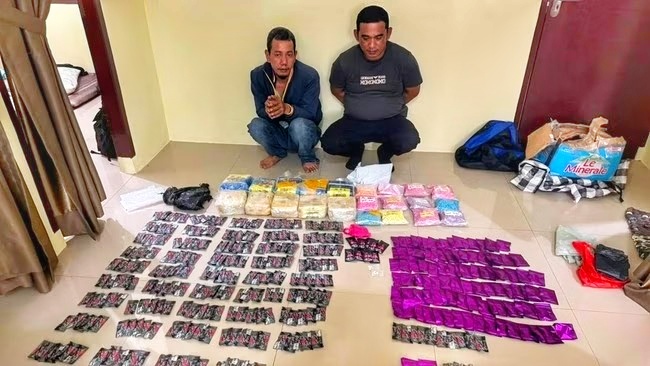 Bareskrim Polri mengungkap jaringan narkoba Pekanbaru dengan menyita 10 kilogram sabu, 12.000 butir ekstasi, dan ratusan cartridge etomidate. Dua tersangka ditangkap, jaringan diduga dikendalikan dari Malaysia dan lapas. (Foto: ReportaseNews/HO-Dittipidnarkoba Bareskrim Polri)