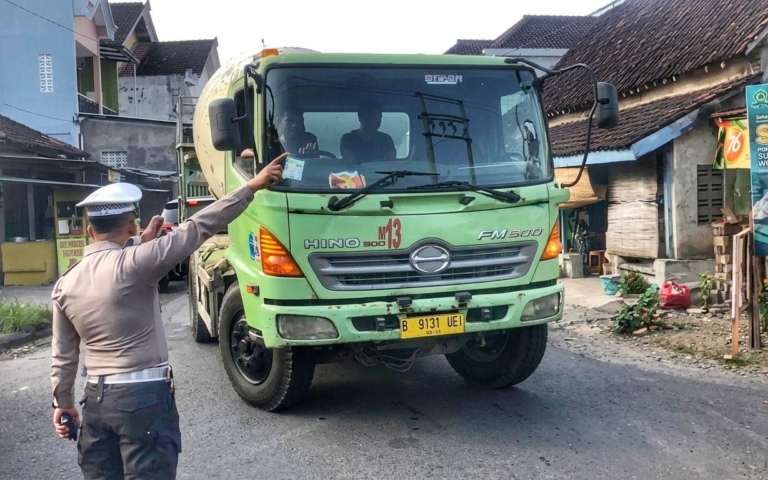 Ilustrasi Polantas mengatur jalan raya. (Foto: Korlantas Polri)
