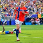 Erling Haaland bersama timnas Norwegia berhasil menuju grup delapan besar Piala Dunia 2026, usai mengalahkan Brazil. (Foto: Getty Images/Simon Stacpoole)
