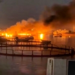 Asap membubung dari sebuah pelabuhan di dekat Selat Hormuz di Kuhestak, Provinsi Hormozgan, Iran, setelah serangan AS pada 8 Juli 2026. (Reuters)