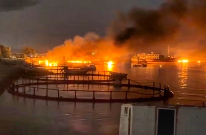 Asap membubung dari sebuah pelabuhan di dekat Selat Hormuz di Kuhestak, Provinsi Hormozgan, Iran, setelah serangan AS pada 8 Juli 2026. (Reuters)