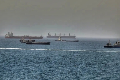 Iran menutup Selat Hormuz dan melancarkan serangan ke pangkalan militer Amerika Serikat di kawasan Teluk sebagai balasan atas serangan udara Washington. Ketegangan di Timur Tengah kembali meningkat. (AP Photo)
