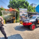Polisi menyelidiki dugaan teror bom di SDN Srengseng Sawah 15 Pagi, Jagakarsa, saat hari pertama MPLS. Tim Gegana dan Densus 88 diterjunkan ke lokasi. (Foto: ANTARA/Luthfia Miranda Putri)