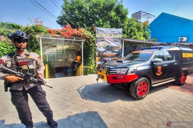 Polisi menyelidiki dugaan teror bom di SDN Srengseng Sawah 15 Pagi, Jagakarsa, saat hari pertama MPLS. Tim Gegana dan Densus 88 diterjunkan ke lokasi. (Foto: ANTARA/Luthfia Miranda Putri)
