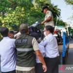 Pemkot Jakarta Selatan menderek motor ASN yang melanggar aturan wajib menggunakan transportasi umum setiap Rabu. Kendaraan didata sebagai bentuk penegakan disiplin. (Foto: Antara/Luthfia Miranda Putri)
