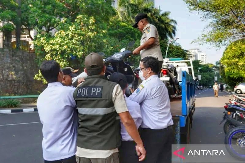 Pemkot Jakarta Selatan menderek motor ASN yang melanggar aturan wajib menggunakan transportasi umum setiap Rabu. Kendaraan didata sebagai bentuk penegakan disiplin. (Foto: Antara/Luthfia Miranda Putri)