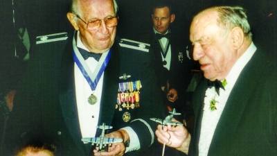 Pertemuan kembali antara Letnan Charles L. "Charlie" Brown (kiri) dengan Oberleutnant Franz Stigler (kanan) pada 20 September 1997. (Foto: Adam Makos)