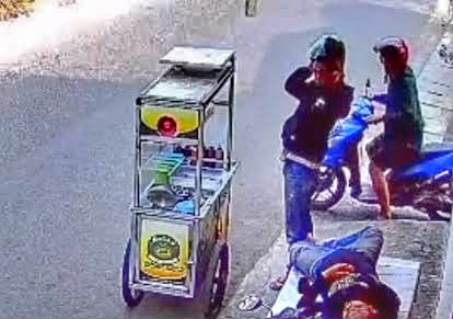 Seorang pedagang martabak mini menjadi korban pencurian saat tertidur di Tangerang. Tas berisi empat HP, termasuk kado untuk anaknya, serta uang tunai raib digondol pelaku. (Tangkapan Layar)
