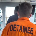 Imigrasi Jakarta Selatan mendeportasi WNA asal Belanda berinisial TAV setelah diduga merusak fasilitas hotel. Tindakan itu dinilai membahayakan keamanan dan ketertiban umum. (Foto: Imigrasi Jaksel)