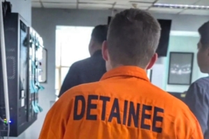 Imigrasi Jakarta Selatan mendeportasi WNA asal Belanda berinisial TAV setelah diduga merusak fasilitas hotel. Tindakan itu dinilai membahayakan keamanan dan ketertiban umum. (Foto: Imigrasi Jaksel)