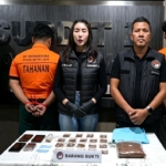 Polda Metro Jaya menangkap dua mahasiswa yang diduga mengedarkan tembakau sintetis di Jakarta Selatan. Polisi menyita 423,17 gram barang bukti dan mengungkap modus peredaran melalui media sosial. (Foto: ReportaseNews/HO-Ditresnarkoba Polda Metro Jaya)