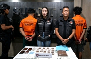 Polda Metro Jaya menangkap dua mahasiswa yang diduga mengedarkan tembakau sintetis di Jakarta Selatan. Polisi menyita 423,17 gram barang bukti dan mengungkap modus peredaran melalui media sosial. (Foto: ReportaseNews/HO-Ditresnarkoba Polda Metro Jaya)