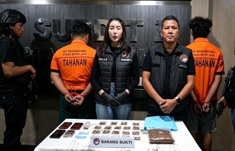Polda Metro Jaya menangkap dua mahasiswa yang diduga mengedarkan tembakau sintetis di Jakarta Selatan. Polisi menyita 423,17 gram barang bukti dan mengungkap modus peredaran melalui media sosial. (Foto: ReportaseNews/HO-Ditresnarkoba Polda Metro Jaya)