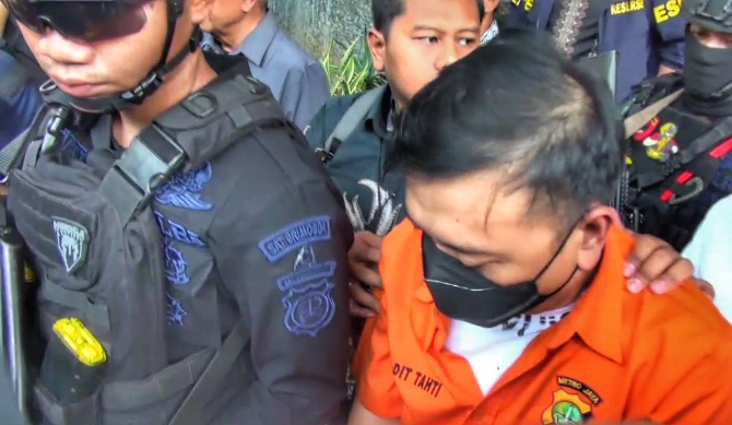 Tersangka tiga perkara dugaan korupsi, Don Ritto, resmi dilimpahkan dari Polda Metro Jaya ke Kejaksaan Agung (Kejagung), Jumat (17/7/2026). (Foto: ReportaseNews/Tama)