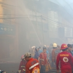 Kebakaran besar di Jalan Tanjungpura, Pontianak, menghanguskan tujuh ruko. Seorang petugas damkar terluka saat proses pemadaman, sementara penyebab kebakaran masih diselidiki. (Ist)