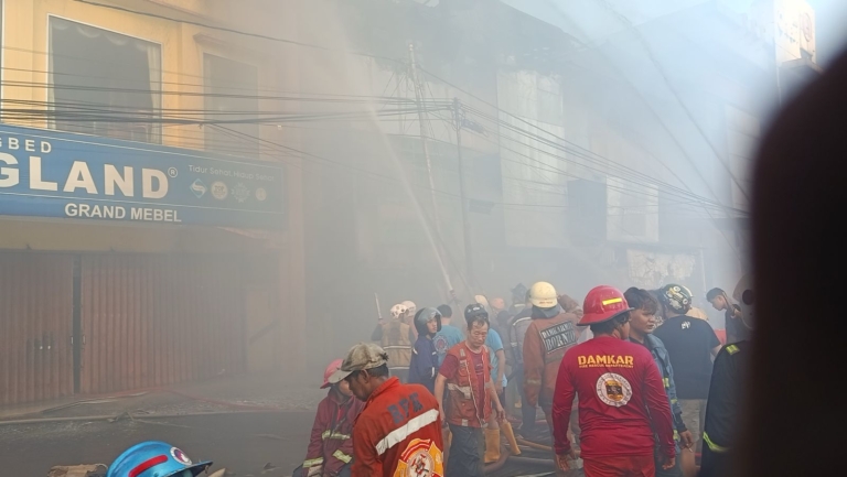 Kebakaran besar di Jalan Tanjungpura, Pontianak, menghanguskan tujuh ruko. Seorang petugas damkar terluka saat proses pemadaman, sementara penyebab kebakaran masih diselidiki. (Ist)
