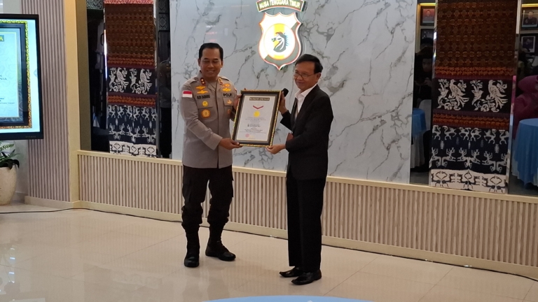 Polda NTT Terima Penghargaan MURI Lakukan Terapi Kesehatan Mental Bagi 11.663 Orang