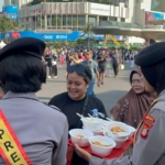 Polda Metro Jaya membagikan ratusan porsi makanan gratis kepada masyarakat di Bundaran HI dalam rangka Hari Bhayangkara ke-80 sebagai bentuk kepedulian kepada warga. (Foto: ReportaseNews/HO-Humas Polda Metro Jaya)