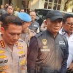 Kortas Tipidkor Polri bersama Polda Metro Jaya menggeledah kafe dan money changer di Jakarta Selatan terkait penyidikan dugaan korupsi, pencucian uang, dan suap. (Foto: ReportaseNews/Tama)