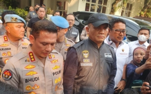 Kortas Tipidkor Polri bersama Polda Metro Jaya menggeledah kafe dan money changer di Jakarta Selatan terkait penyidikan dugaan korupsi, pencucian uang, dan suap. (Foto: ReportaseNews/Tama)