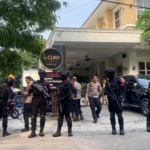 Polisi melakukan penggeledahan secara serentak di delapan lokasi. Dua di antaranya berada di kawasan Cipete, Jakarta Selatan, yakni Cafe de'Clan dan Poin Money Changer. (Foto: ReportaseNews/Tama)