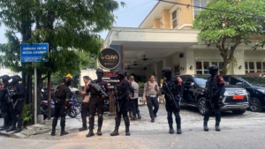Polisi melakukan penggeledahan secara serentak di delapan lokasi. Dua di antaranya berada di kawasan Cipete, Jakarta Selatan, yakni Cafe de'Clan dan Poin Money Changer. (Foto: ReportaseNews/Tama)