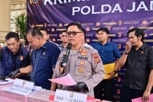 Polda Jambi mengungkap kasus pembobolan Bank Jambi senilai Rp144,82 miliar. Tiga tersangka ditangkap, sementara pelaku utama WN Bulgaria masih diburu. (Foto: ReportaseNews/Humas Polda Jambi)