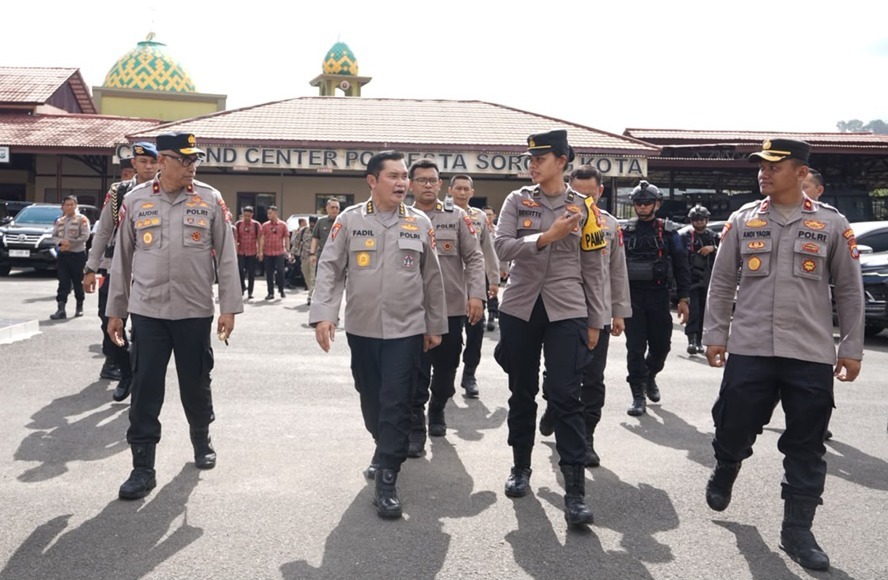 Komjen Pol. Fadil Imran mendorong transformasi Layanan Polisi 110 dan Command Center agar respons kepolisian semakin cepat, terintegrasi, dan berorientasi pada penyelesaian masalah masyarakat. (Foto: ReportaseNews/HO-Humas Polri)