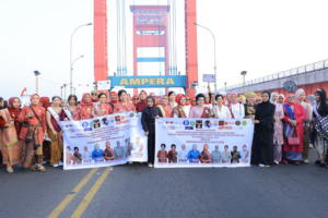 Parade Kebaya Ampera di Palembang memeriahkan Hari Kebaya Nasional ke-3, menarik ribuan pengunjung, sekaligus meningkatkan sektor wisata dan omzet pelaku UMKM. (Foto: ReportaseNews/Don)