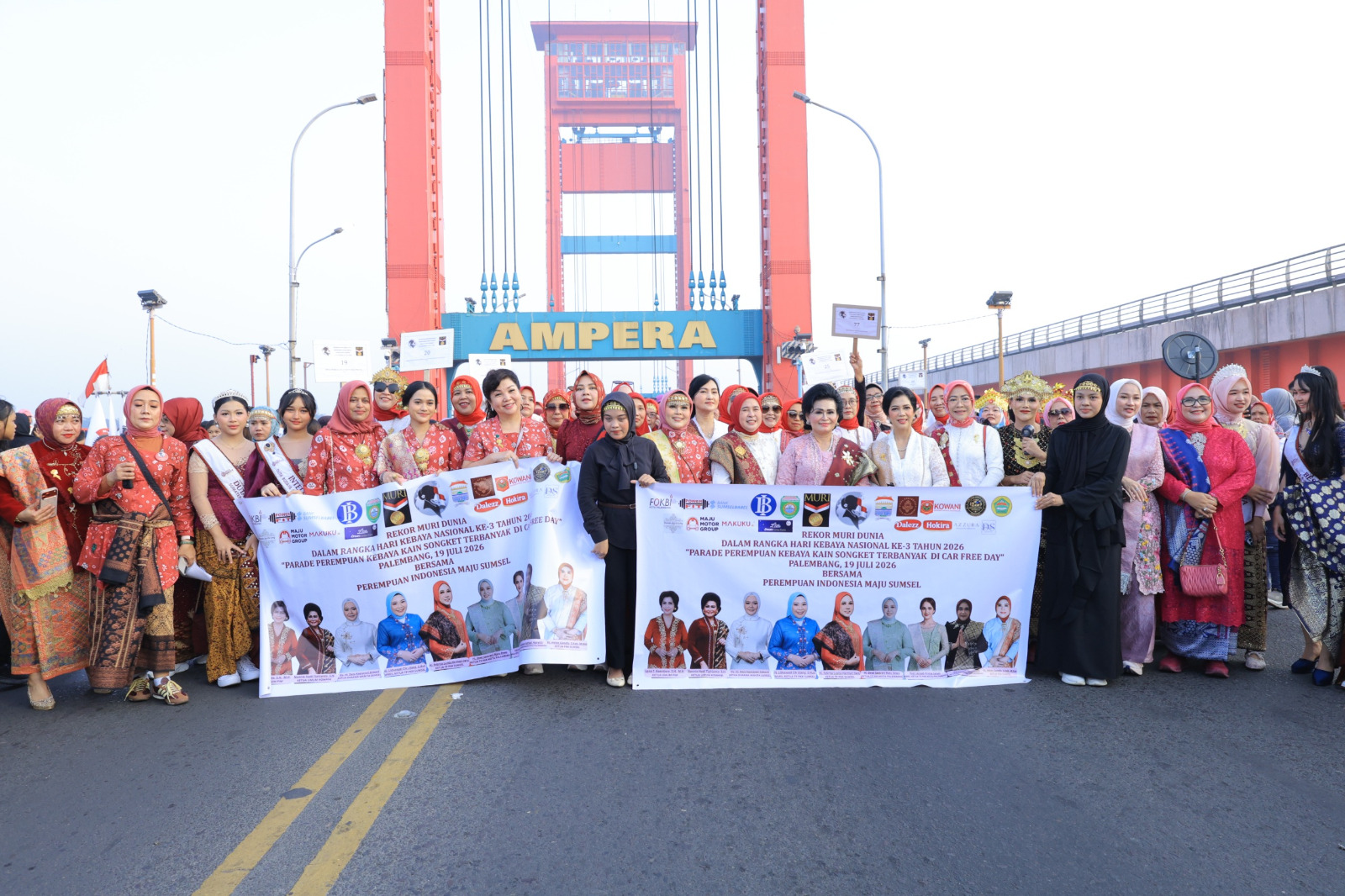 Parade Kebaya Ampera di Palembang memeriahkan Hari Kebaya Nasional ke-3, menarik ribuan pengunjung, sekaligus meningkatkan sektor wisata dan omzet pelaku UMKM. (Foto: ReportaseNews/Don)