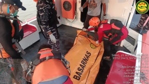 Korban yang diduga terjatuh dari kapal jukung di Sungai Musi, Palembang, ditemukan meninggal dunia di sekitar Jembatan Musi VI setelah dua hari pencarian Tim SAR Gabungan. (Foto: ReportaseNews/Don)