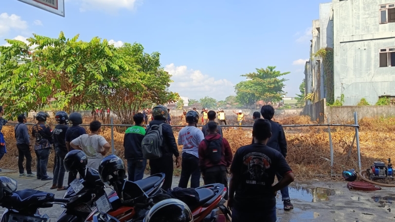 Lahan terbakar di Pontianak terjadi hanya 300 meter dari Kantor Gubernur Kalbar. Api berhasil dipadamkan, sementara penyebab kebakaran masih diselidiki. (Ist)