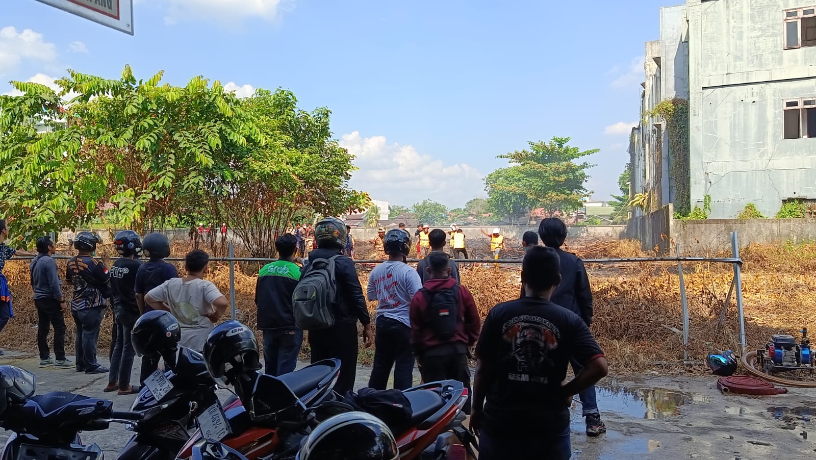 Lahan terbakar di Pontianak terjadi hanya 300 meter dari Kantor Gubernur Kalbar. Api berhasil dipadamkan, sementara penyebab kebakaran masih diselidiki. (Ist)
