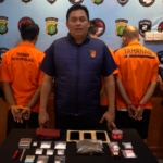 Polda Metro Jaya mengungkap jaringan peredaran sabu dan ganja di Depok. Tiga tersangka ditangkap dengan barang bukti 104,05 gram sabu dan 126,59 gram ganja. (Foto: ReportaseNews/HO-Ditresnarkoba Polda Metro Jaya)