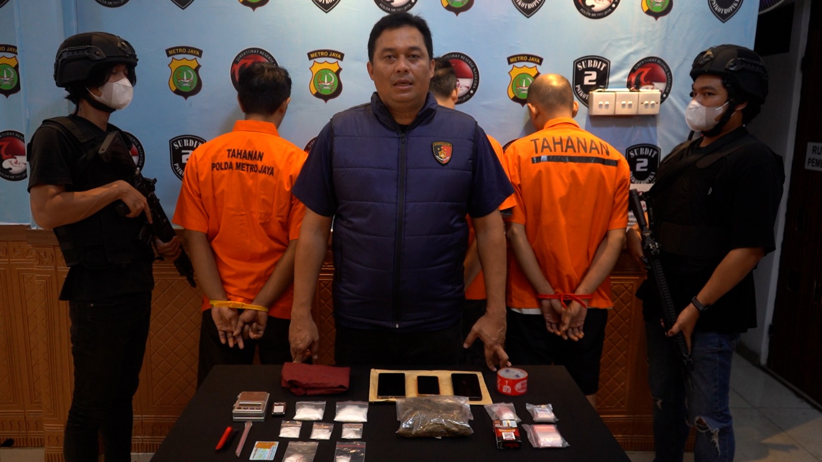 Polda Metro Jaya mengungkap jaringan peredaran sabu dan ganja di Depok. Tiga tersangka ditangkap dengan barang bukti 104,05 gram sabu dan 126,59 gram ganja. (Foto: ReportaseNews/HO-Ditresnarkoba Polda Metro Jaya)