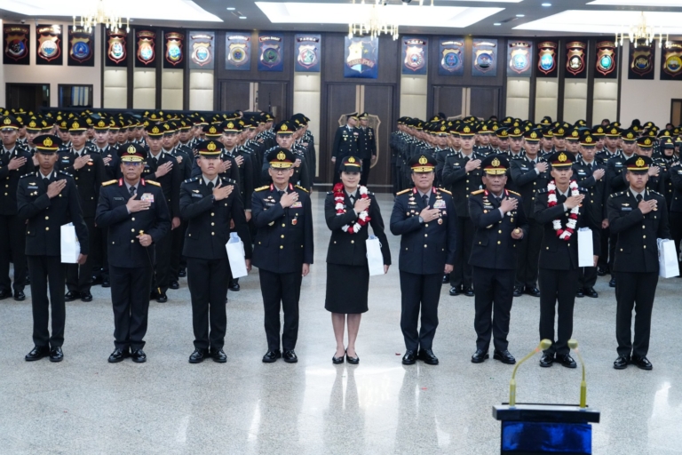 Sebanyak 282 Perwira Remaja Akademi Kepolisian Angkatan 58 resmi mengikuti Tradisi Penyambutan di Mabes Polri. Wakapolri menegaskan pangkat perwira adalah awal pembuktian dan pengabdian kepada masyarakat. (Foto: ReportaseNews/HO-Humas Polri)