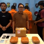 Polda Metro Jaya menggagalkan peredaran ganja seberat 3.066 gram yang dikirim melalui jasa ekspedisi di Tangerang. Dua tersangka ditangkap beserta barang bukti. (Foto: ReportaseNews/HO-Ditresnarkoba Polda Metro Jaya)
