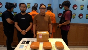 Polda Metro Jaya menggagalkan peredaran ganja seberat 3.066 gram yang dikirim melalui jasa ekspedisi di Tangerang. Dua tersangka ditangkap beserta barang bukti. (Foto: ReportaseNews/HO-Ditresnarkoba Polda Metro Jaya)