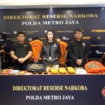 Polda Metro Jaya membongkar jaringan peredaran ganja seberat 8,7 kilogram yang dipasarkan melalui Instagram dan dikirim menggunakan jasa ekspedisi. Tiga tersangka ditangkap. (Foto: ReportaseNews/HO-Ditresnarkoba Polda Metro Jaya)