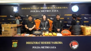 Polda Metro Jaya membongkar jaringan peredaran ganja seberat 8,7 kilogram yang dipasarkan melalui Instagram dan dikirim menggunakan jasa ekspedisi. Tiga tersangka ditangkap. (Foto: ReportaseNews/HO-Ditresnarkoba Polda Metro Jaya)