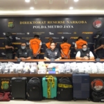 Polda Metro Jaya mengungkap jaringan internasional peredaran etomidate dengan menyita 8.698 cartridge dan menangkap empat tersangka di enam lokasi berbeda di Jakarta. (Foto: ReportaseNews/HO-Ditresnarkoba Polda Metro Jaya)