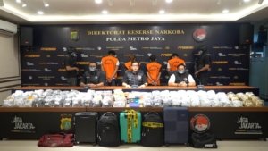 Polda Metro Jaya mengungkap jaringan internasional peredaran etomidate dengan menyita 8.698 cartridge dan menangkap empat tersangka di enam lokasi berbeda di Jakarta. (Foto: ReportaseNews/HO-Ditresnarkoba Polda Metro Jaya)